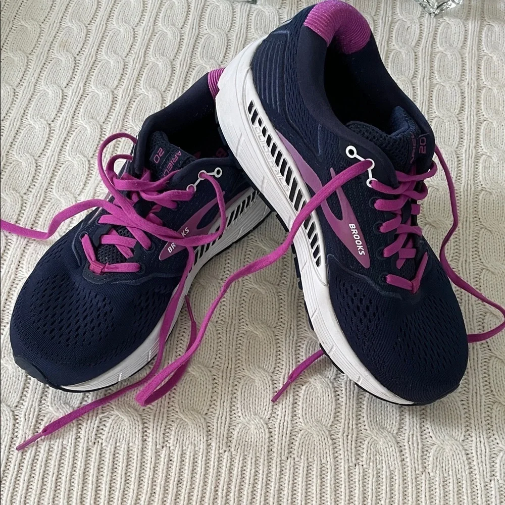 Brooks Ariel '20 8W road-running model Peacoat/Vivid Viola/White high stability